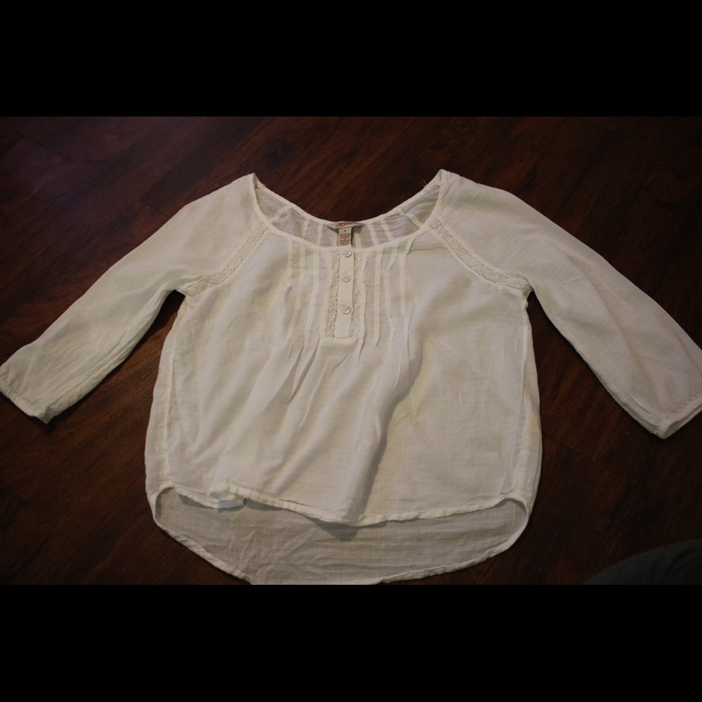 Arizona jean co. White top with laced button ups!